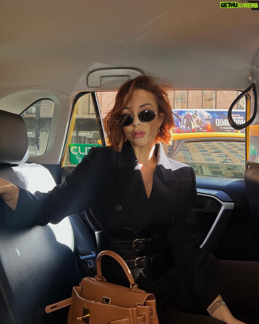 Rym Renom Instagram - Foxy in NY ! 🦊 Je regarde les photos prisent à New York et j’adore ma couleur de cheveux, j’ai souvent l’habitude de changer mais ce roux cuivré c’est un coup de cœur 🧡 Quelle couleur de cheveux préférez-vous sur moi ? 🤔💬 New York City