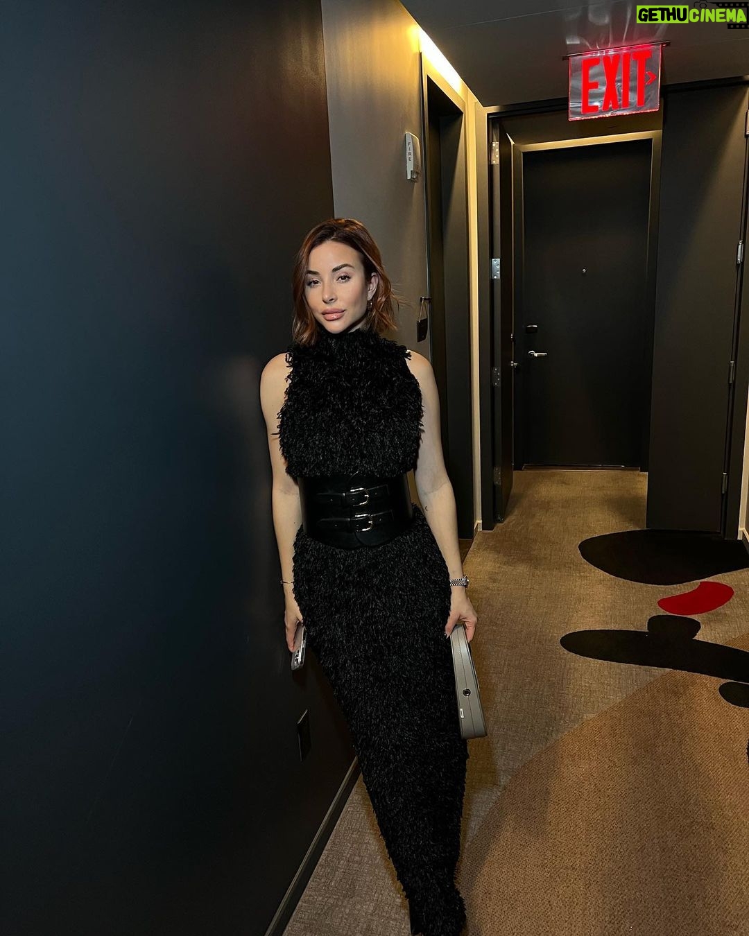 Rym Renom Instagram - A night in New York 🖤 Combien sur /10 pour ce look ? 💬 ModernHaus SoHo