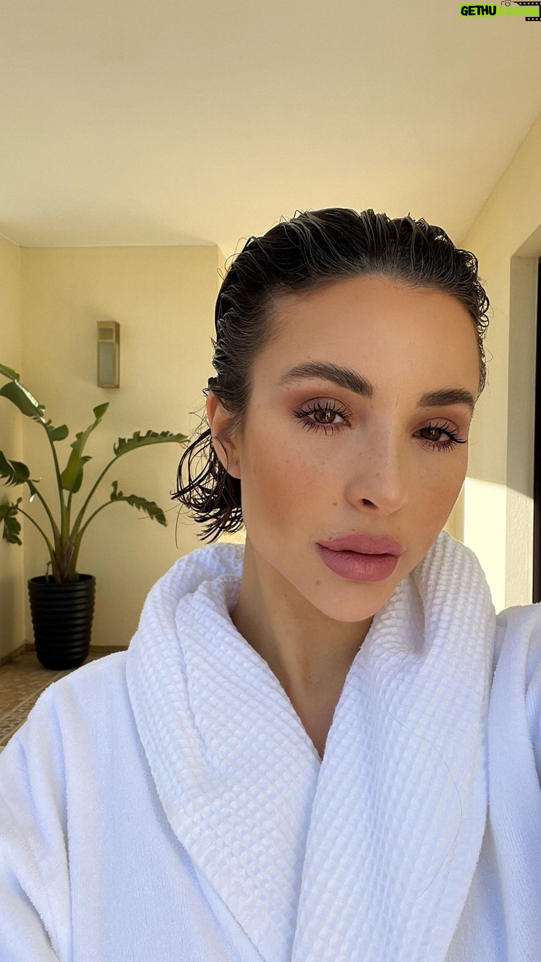 Rym Renom Instagram - 💕ALERT💕 Découvrez votre nouveau rendez-vous du mercredi à 18h30, ma série de mini-vlogs !HOLA RYM!💘 Je suis trop contente de pouvoir partager tout ça avec vous, j’espère que ça vous plaira ! N’hésitez pas à me donner votre avis en commentaire 💬🫶🏼 Cette semaine découvrez la première partie de mon voyage au Maroc avec mon agent Julia 🇲🇦 Fairmont Tazi Palace Tangier