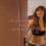 Rym Renom Instagram - Je clôture cette année avec le questionnaire que j’ai réalisé il y a deux semaines. Je n’avais rien préparé, et je pense que cela se voit, car parfois j’ai du mal à m’exprimer, surtout dans cette langue. Excusez-moi pour les petites fautes que je fais, mais pour moi, c’est le meilleur moment pour le partager. Cependant, si je devais refaire ce questionnaire aujourd’hui, il y aurait quelques réponses que je changerais. Faut dire que cette année a apporté d’énormes changements dans ma vie personnelle et professionnelle. J’ai essayé de faire de mon mieux pour cacher ma peine et montrer un sourire quand je n’en avais vraiment pas envie. J’ai également changé énormément de choses en moi pour m’écouter un peu plus. J’ai aussi réalisé un de mes rêves, vivre à Bali. Ça faisait tellement longtemps que j’attendais ce moment, j’ai réussi, et je suis heureuse là-bas, voir mes filles grandir dans un environnement qui leur correspond me remplit de joie et de fierté. J’ai également reçu de nombreuses critiques sur les réseaux, tant pour les décisions que j’ai prises que pour mes photos qui ont dérangé certaines personnes.Il y a eu aussi des fausses informations qui m’ont affectée, mais je ne suis pas quelqu’un qui parle beaucoup, encore moins pour régler les choses sur les réseaux. Je préfère laisser parler plutôt que perdre mon temps à vouloir m’exprimer..heureusement que je suis mentalement forte, et que ma vraie communauté, celle qui me soutient depuis toujours, est là. Par contre, lorsque j’étais au plus mal, ma vie professionnelle a connu un grand changement très positif (rien à voir avec les réseaux sociaux) j’ai accompli beaucoup de choses que je m’étais promis.Je suis également rentrée en France pour régler des choses personnelles afin de de pouvoir avancer et retourner à Bali beaucoup plus épanouie. Ce 2023 n’a pas été facile, mais j’ai aussi beaucoup grandi et surtout appris à m’écouter. Du coup, merci à toi, 2023, car grâce à tout cela, aujourd’hui j’essaierai de prendre les meilleures décisions pour continuer ma vie comme il me semble. En 2024, je suis prête à réaliser mes rêves et réussir ma vie. Aujourd’hui, je souris pour de vrai, je me sens bien et prête.