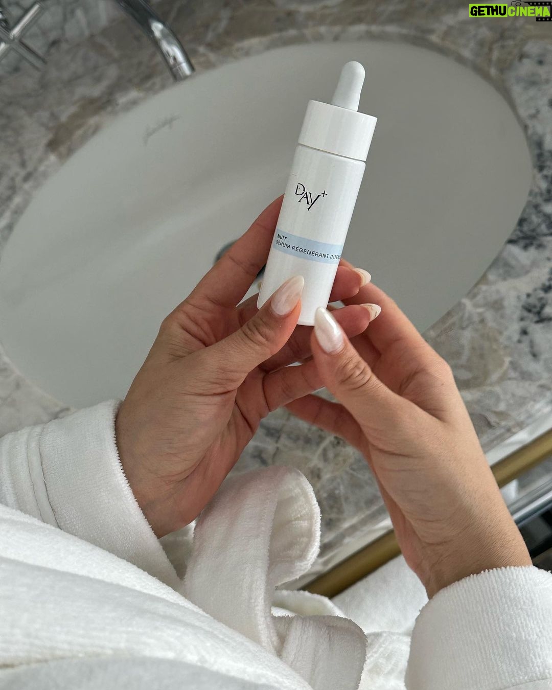 Rym Renom Instagram - #sponsorisé Saviez-vous que la nuit est le moment où votre peau se régénère le mieux ? 🌚 Le sérum régénérant intense de chez @dayplus est ma nouvelle routine du soir favorite 🤩 Pourquoi ? 🤔 > Il aide la peau à se régénérer, > Il rééquilibre et apaise durablement > Il nourrit et repulpe en profondeur Avec ce sérum ma peau est régénérée et repulpée au réveil, merci @dayplus 🤍 Profitez de -20% avec mon code RYM20 🛍️
