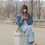 Rym Renom Instagram - Jamais pareil , toujours moi-même. La confiance en soi, c’est comme posséder un superpouvoir secret. Cela implique de croire en toi-même, en tes compétences et en ce que tu es. La confiance en soi agit également comme un ami qui te rappelle à quel point tu es génial, même quand d’autres ne le voient pas. Chaque jour, cherche quelque chose que tu aimes en toi. Que ce soit ton sourire, ta gentillesse ou même ta capacité à résoudre des problèmes. En te concentrant sur ces aspects positifs, ta confiance en toi ne fera que grandir. Alors, ne laisse jamais les critiques méchantes te faire douter de toi-même. Continue d’avancer et sois ta meilleure version. Tu es unique et exceptionnel. Merci à mon équipe d’avoir passé cette journée à mes côtés. Petite mention spéciale pour @yaalomhair_wigs_ Merci pour ton excellent travail avec toutes ces perruques. 💕