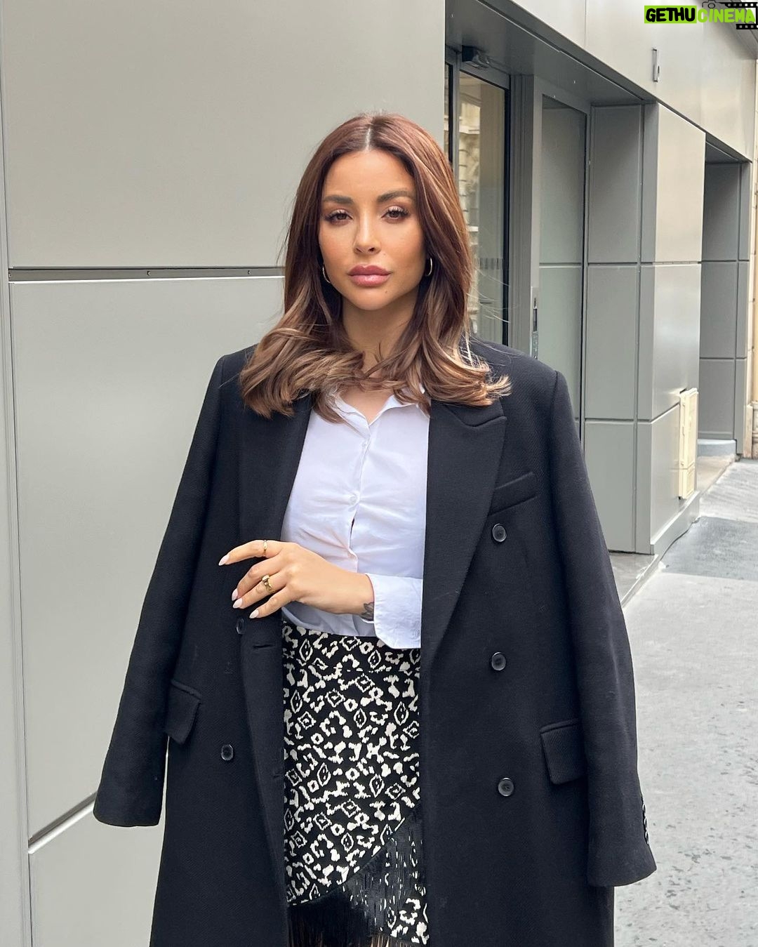 Rym Renom Instagram - Petite balade sur Paris même si avec ce temps c’est compliquer d’en profiter mais je me lasserai jamais de cette ville ✨ Vous faites quoi ce week-end ? Une note sur 10 pour cette tenue? 🤍 Besitos ✨ Paris, France