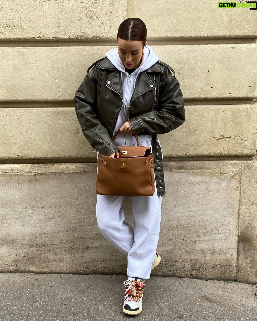 Rym Renom Instagram - J’adore le combo jogging et veste en cuire ça donne un super style ! Pensez-vous comme moi ? 🫣 The Stay Boulevard Nisantasi