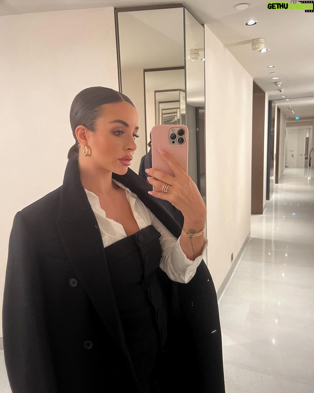 Rym Renom Instagram - J’ai retrouver ces photos dans ma gallérie de mon téléphone , j’avais passé une super soirée avec mes copines pour fêter l’anniversaire dans notre amie à Paris 🤍 Une note sur 10 pour cette tenue ? ✨