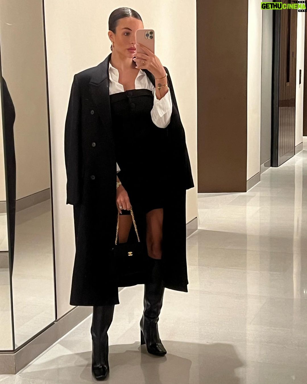 Rym Renom Instagram - J’ai retrouver ces photos dans ma gallérie de mon téléphone , j’avais passé une super soirée avec mes copines pour fêter l’anniversaire dans notre amie à Paris 🤍 Une note sur 10 pour cette tenue ? ✨