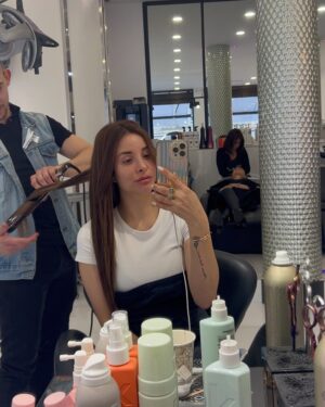 Rym Renom Instagram - Hola hola 🤍  petit changement capillaire ( c’est pas nouveau 🤭 ) je suis trop fan de ma couleur de cheveux ! Et c’est grâce a @lesciseauxparisiens 🤍🥹
C’est des extension de Clip que je pourrais enlever et les remettre quand j’en aurai envie..c’est super pratique car j’adore aussi mon carré 🫣 gracias @flequillospostizos ! 
#sponsorisé 

Vous êtes plutôt team cheveux long ou court ? ✨
