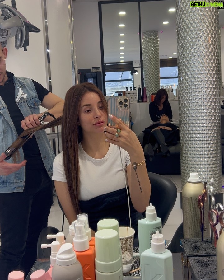 Rym Renom - 88.2K Likes - Hola hola 🤍 petit changement capillaire ( c’est pas nouveau 🤭 ) je suis trop fan de ma couleur de cheveux ! Et c’est grâce a @lesciseauxparisiens 🤍🥹
C’est des extension de Clip que je pourrais enlever et les remettre quand j’en aurai envie..c’est super pratique car j’adore aussi mon carré 🫣 gracias @flequillospostizos !
#sponsorisé
Vous êtes plutôt team cheveux long ou court ? ✨