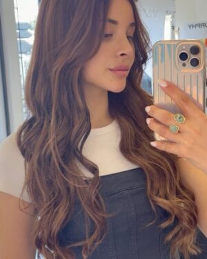 Rym Renom Instagram - Hola hola 🤍  petit changement capillaire ( c’est pas nouveau 🤭 ) je suis trop fan de ma couleur de cheveux ! Et c’est grâce a @lesciseauxparisiens 🤍🥹
C’est des extension de Clip que je pourrais enlever et les remettre quand j’en aurai envie..c’est super pratique car j’adore aussi mon carré 🫣 gracias @flequillospostizos ! 
#sponsorisé 

Vous êtes plutôt team cheveux long ou court ? ✨