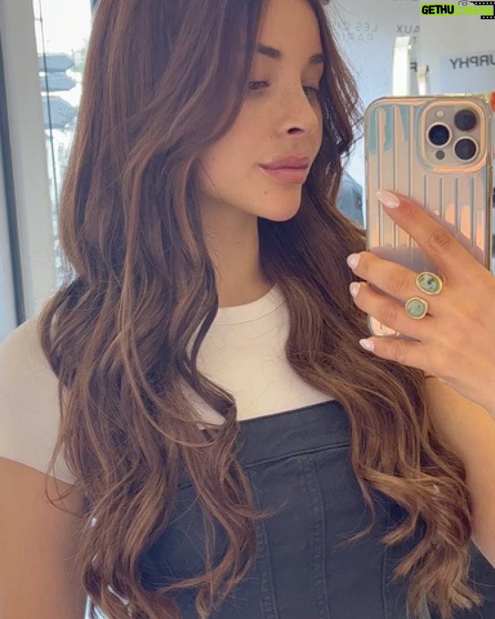 Rym Renom - 88.2K Likes - Hola hola 🤍 petit changement capillaire ( c’est pas nouveau 🤭 ) je suis trop fan de ma couleur de cheveux ! Et c’est grâce a @lesciseauxparisiens 🤍🥹
C’est des extension de Clip que je pourrais enlever et les remettre quand j’en aurai envie..c’est super pratique car j’adore aussi mon carré 🫣 gracias @flequillospostizos !
#sponsorisé
Vous êtes plutôt team cheveux long ou court ? ✨