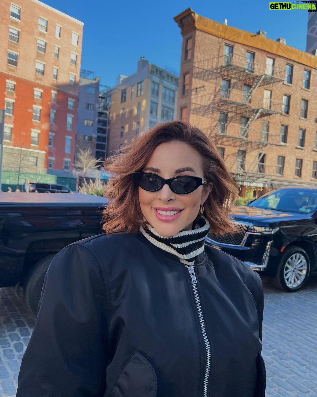 Rym Renom Instagram - I ❤️ NY Mon séjour new-yorkais se poursuit, j’adore cette ville qui ne dort jamais ! Les gens sont tellement ouvert et gentil ici, ça fait beaucoup de bien. J’ai hâte de revenir en famille et en amoureux surtout ! Vous connaissez New York ? 💬 New York, New York