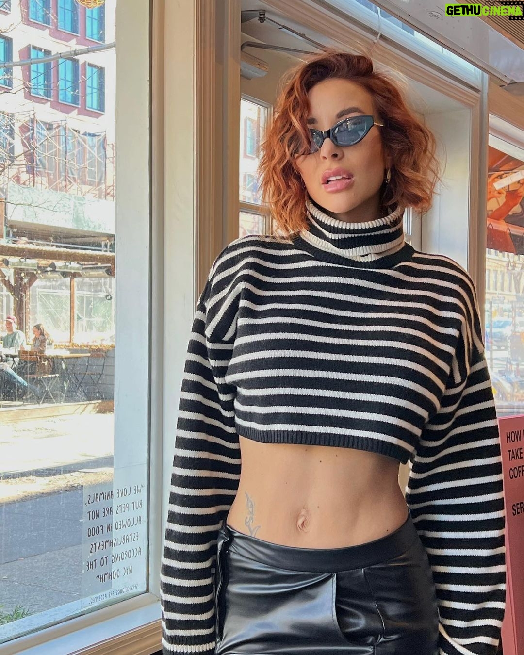 Rym Renom Instagram - I ❤️ NY Mon séjour new-yorkais se poursuit, j’adore cette ville qui ne dort jamais ! Les gens sont tellement ouvert et gentil ici, ça fait beaucoup de bien. J’ai hâte de revenir en famille et en amoureux surtout ! Vous connaissez New York ? 💬 New York, New York
