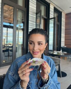 Rym Renom Instagram - Life recently 💕 Dans quelques jours je m’envole pour une nouvelle destination, l’occasion de cocher une nouvelle case sur mes objectifs de l’année 2023. Pouvez-vous deviner la destination en commentaire ? 🤔 💬