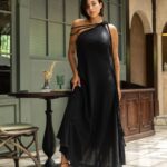 Rym Renom Instagram - Je suis ravie de vous annoncer que ma collection de robes sort dans exactement une semaine, le 1er avril à 12h30, heure française. Toutes les robes sont fabriquées en RAMIE - LES CHOSES À SAVOIR… La ramie est un tissu naturel, une fibre de cellulose obtenue par un processus d’extraction complexe, ce qui en fait un tissu coûteux et haut de gamme. Ses fibres sont extraites des plantes Boehmeria Nivea et Utilis. La fibre végétale du ramie est totalement naturelle, similaire au lin ou au bambou. Ses fibres sont utilisées pour la conception de vêtements légers et résistants. La toile de ramie possède une grande capacité d’absorption de l’humidité, garantissant une sensation de fraîcheur lorsqu’elle est portée en été. MATIÉRE 100% NATURELLE ISSUE D’UNE PLANTE EN INDONÉSIE TISSÉE À LA MAIN Je vous présente les modèles : 1 : Ensemble ONYX, couleur crème naturelle et noir. 2 : Robe AQUA, couleur seamist et noir. 3 : Combinaison RUBY, couleur rouille et crème naturelle. 4 : Caftan KLENOTA, couleur olive et crème naturelle. 5 : Robe QUARTZ, couleur crème naturelle et rose pâle. Je tiens à remercier @kita_dua_bali 🫶🏼 de m’avoir permis de créer cette collection, et je suis très fier de pouvoir le faire avec cette magnifique marque sérieuse et ambitieuse… J’ai hâte de continuer cette aventure à vos côtés ! À lundi prochain pour le lancement! Je voulais remercier @sarahbakkas pour tout ce qu’elle a fais pour cette collection 🥹🤍