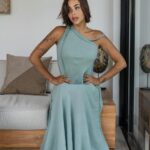 Rym Renom Instagram - Je suis ravie de vous annoncer que ma collection de robes sort dans exactement une semaine, le 1er avril à 12h30, heure française. Toutes les robes sont fabriquées en RAMIE - LES CHOSES À SAVOIR… La ramie est un tissu naturel, une fibre de cellulose obtenue par un processus d’extraction complexe, ce qui en fait un tissu coûteux et haut de gamme. Ses fibres sont extraites des plantes Boehmeria Nivea et Utilis. La fibre végétale du ramie est totalement naturelle, similaire au lin ou au bambou. Ses fibres sont utilisées pour la conception de vêtements légers et résistants. La toile de ramie possède une grande capacité d’absorption de l’humidité, garantissant une sensation de fraîcheur lorsqu’elle est portée en été. MATIÉRE 100% NATURELLE ISSUE D’UNE PLANTE EN INDONÉSIE TISSÉE À LA MAIN Je vous présente les modèles : 1 : Ensemble ONYX, couleur crème naturelle et noir. 2 : Robe AQUA, couleur seamist et noir. 3 : Combinaison RUBY, couleur rouille et crème naturelle. 4 : Caftan KLENOTA, couleur olive et crème naturelle. 5 : Robe QUARTZ, couleur crème naturelle et rose pâle. Je tiens à remercier @kita_dua_bali 🫶🏼 de m’avoir permis de créer cette collection, et je suis très fier de pouvoir le faire avec cette magnifique marque sérieuse et ambitieuse… J’ai hâte de continuer cette aventure à vos côtés ! À lundi prochain pour le lancement! Je voulais remercier @sarahbakkas pour tout ce qu’elle a fais pour cette collection 🥹🤍