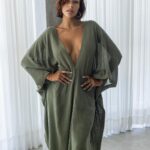 Rym Renom Instagram - Je suis ravie de vous annoncer que ma collection de robes sort dans exactement une semaine, le 1er avril à 12h30, heure française. Toutes les robes sont fabriquées en RAMIE - LES CHOSES À SAVOIR… La ramie est un tissu naturel, une fibre de cellulose obtenue par un processus d’extraction complexe, ce qui en fait un tissu coûteux et haut de gamme. Ses fibres sont extraites des plantes Boehmeria Nivea et Utilis. La fibre végétale du ramie est totalement naturelle, similaire au lin ou au bambou. Ses fibres sont utilisées pour la conception de vêtements légers et résistants. La toile de ramie possède une grande capacité d’absorption de l’humidité, garantissant une sensation de fraîcheur lorsqu’elle est portée en été. MATIÉRE 100% NATURELLE ISSUE D’UNE PLANTE EN INDONÉSIE TISSÉE À LA MAIN Je vous présente les modèles : 1 : Ensemble ONYX, couleur crème naturelle et noir. 2 : Robe AQUA, couleur seamist et noir. 3 : Combinaison RUBY, couleur rouille et crème naturelle. 4 : Caftan KLENOTA, couleur olive et crème naturelle. 5 : Robe QUARTZ, couleur crème naturelle et rose pâle. Je tiens à remercier @kita_dua_bali 🫶🏼 de m’avoir permis de créer cette collection, et je suis très fier de pouvoir le faire avec cette magnifique marque sérieuse et ambitieuse… J’ai hâte de continuer cette aventure à vos côtés ! À lundi prochain pour le lancement! Je voulais remercier @sarahbakkas pour tout ce qu’elle a fais pour cette collection 🥹🤍