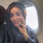 Rym Renom Instagram - J’ai toujours aimé voyager, mais cette fois-ci, j’ai décidé de le faire différemment. Mon amie @sarahbakkas m’a proposé de partir de Bali pour quelques jours, mais nous avons choisi de prendre seulement le vol. Une fois arrivées à destination, nous chercherons un hôtel pour dormir, rien n'a été prévu… Aujourd’hui, j’ai tellement ri avec mon amie avec qui je partage les mêmes délires. Je me sens bien, même très bien. Je suis heureuse et enthousiaste pour l’avenir. De plus, cette nuit est très spéciale car c’est la nouvelle lune, mais celle-ci est différente des autres… 🌑 Komodo National Park Indonesia