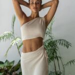 Rym Renom Instagram - Aujourd’hui, je vous présente l’un des modèles de ma collection avec @kita_dua_bali la robe QUARTZ 😍 l’une de mes préférés !! 🫶🏼 Comme je vous l’ai dit, je vous annoncerai bientôt la date de sortie. Merci à @sarahbakkas pour son travail si parfait et à @bali.superhost @villaliviaubud pour cette magnifique villa. #collaborationnonrémunérée Ubud, Bali, Indonesia
