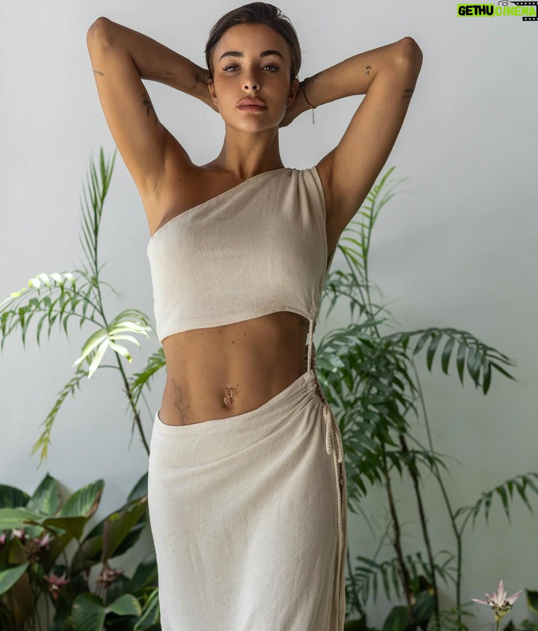 Rym Renom Instagram - Aujourd’hui, je vous présente l’un des modèles de ma collection avec @kita_dua_bali la robe QUARTZ 😍 l’une de mes préférés !! 🫶🏼 Comme je vous l’ai dit, je vous annoncerai bientôt la date de sortie. Merci à @sarahbakkas pour son travail si parfait et à @bali.superhost @villaliviaubud pour cette magnifique villa. #collaborationnonrémunérée Ubud, Bali, Indonesia