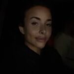 Rym Renom Instagram - J’ai toujours aimé voyager, mais cette fois-ci, j’ai décidé de le faire différemment. Mon amie @sarahbakkas m’a proposé de partir de Bali pour quelques jours, mais nous avons choisi de prendre seulement le vol. Une fois arrivées à destination, nous chercherons un hôtel pour dormir, rien n'a été prévu… Aujourd’hui, j’ai tellement ri avec mon amie avec qui je partage les mêmes délires. Je me sens bien, même très bien. Je suis heureuse et enthousiaste pour l’avenir. De plus, cette nuit est très spéciale car c’est la nouvelle lune, mais celle-ci est différente des autres… 🌑 Komodo National Park Indonesia