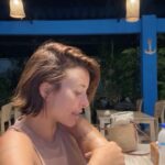 Rym Renom Instagram - J’ai toujours aimé voyager, mais cette fois-ci, j’ai décidé de le faire différemment. Mon amie @sarahbakkas m’a proposé de partir de Bali pour quelques jours, mais nous avons choisi de prendre seulement le vol. Une fois arrivées à destination, nous chercherons un hôtel pour dormir, rien n'a été prévu… Aujourd’hui, j’ai tellement ri avec mon amie avec qui je partage les mêmes délires. Je me sens bien, même très bien. Je suis heureuse et enthousiaste pour l’avenir. De plus, cette nuit est très spéciale car c’est la nouvelle lune, mais celle-ci est différente des autres… 🌑 Komodo National Park Indonesia