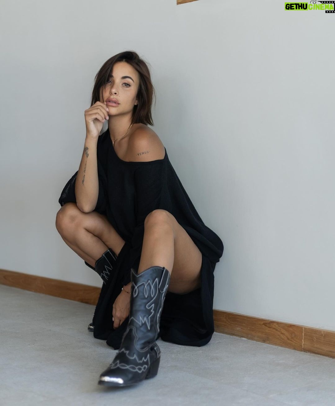 Rym Renom Instagram - Je suis ravie de vous annoncer que ma collection de robes sort dans exactement une semaine, le 1er avril à 12h30, heure française. Toutes les robes sont fabriquées en RAMIE - LES CHOSES À SAVOIR… La ramie est un tissu naturel, une fibre de cellulose obtenue par un processus d’extraction complexe, ce qui en fait un tissu coûteux et haut de gamme. Ses fibres sont extraites des plantes Boehmeria Nivea et Utilis. La fibre végétale du ramie est totalement naturelle, similaire au lin ou au bambou. Ses fibres sont utilisées pour la conception de vêtements légers et résistants. La toile de ramie possède une grande capacité d’absorption de l’humidité, garantissant une sensation de fraîcheur lorsqu’elle est portée en été. MATIÉRE 100% NATURELLE ISSUE D’UNE PLANTE EN INDONÉSIE TISSÉE À LA MAIN Je vous présente les modèles : 1 : Ensemble ONYX, couleur crème naturelle et noir. 2 : Robe AQUA, couleur seamist et noir. 3 : Combinaison RUBY, couleur rouille et crème naturelle. 4 : Caftan KLENOTA, couleur olive et crème naturelle. 5 : Robe QUARTZ, couleur crème naturelle et rose pâle. Je tiens à remercier @kita_dua_bali 🫶🏼 de m’avoir permis de créer cette collection, et je suis très fier de pouvoir le faire avec cette magnifique marque sérieuse et ambitieuse… J’ai hâte de continuer cette aventure à vos côtés ! À lundi prochain pour le lancement! Je voulais remercier @sarahbakkas pour tout ce qu’elle a fais pour cette collection 🥹🤍