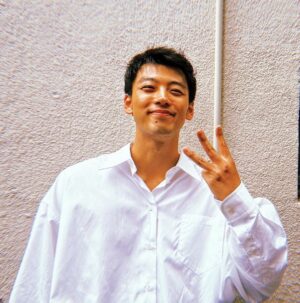 Ryoma Takeuchi Instagram - 30歳

竹内涼真です

おめでとうを言ってくれたみなさん感謝の気持ちでいっぱいです。

そして
お母さんお父さん　家族　みんな　愛してます