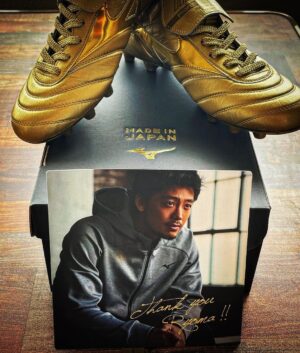Ryoma Takeuchi Instagram - MIZUNOさん４年間本当にお世話になりました。
僕は小学３年生からずっとMIZUNOのモレリアを履いてサッカーをしてました。いつかプロ選手になってMIZUNOと契約をして自分のオリジナルのスパイクを作って貰いたいと心の中でイメージしてました。
でも僕は、結果サッカー選手にはなれなかった。
ですが2017年ドラマ陸王でMIZUNOのランニングシューズを履かせて頂き、そのご縁で契約をさせて頂き４年間一緒に走り続ける事ができました。

そして最後にこのプレゼント。

僕の小さい頃からの夢が一つ叶いました

正直めちゃくちゃ嬉しいです。こんな形で夢が叶うと思っていなかったので、ビックリしています。

またこれから夢を掴むために前進しようと思います。

mizunoのシューズは本当に良いシューズです履けばわかります。これからも

made in Japan の誇りを貫いて進化し続けるMIZUNOさんを僕も応援しています。

本当にありがとうございました。

　　　　　　　　　竹内涼真
　　　
#mizuno  #モレリア  #soccer