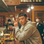 Ryoma Takeuchi Instagram - #六本木クラス 『リメイク』とはなんなのか…クランクインする前に考えた事があります。 『もう一度つくる』『作りなおす』などありますが。今回六本木クラスをやる上で何が1番必要なのかずっと考えてました。 作品創りおいて絶対は無いし、確定な正解は出ませんでしたが…でも１つわかったのは この六本木クラスは素晴らしい原作、#梨泰院クラス と同様の内容。そして日本語で六本木という街で新たなキャストが人間関係を築き上げる。　まさにその通りだなと。 僕らが重要視しなきゃいけないのは、比較では無く、どうやったら六本木という舞台でこの素晴らしい原作を 表現できるのか。 僕はそう思いました。 そして今日もチーム全員そう思いながら撮影していきます。 皆さんどうか、この六本木で戦い抜くユニークなキャラクター達の人生を、最後まで応援して頂けたら嬉しいです。 宜しくお願いします🌰 #六本木 #六本木クラス #이태원 #이태원클라쓰 #リメイク #ドラマ 小言ですか… 原作者のチョ・グァンジンさんが『六本木クラスは韓国版のコピーではなく、日本の新しいドラマとしてとても面白かったです』と　その言葉に凄く救われました。