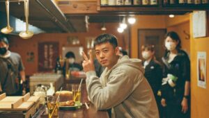Ryoma Takeuchi Instagram - #六本木クラス

『リメイク』とはなんなのか…クランクインする前に考えた事があります。
『もう一度つくる』『作りなおす』などありますが。今回六本木クラスをやる上で何が1番必要なのかずっと考えてました。

作品創りおいて絶対は無いし、確定な正解は出ませんでしたが…でも１つわかったのは
この六本木クラスは素晴らしい原作、#梨泰院クラス と同様の内容。そして日本語で六本木という街で新たなキャストが人間関係を築き上げる。　まさにその通りだなと。
僕らが重要視しなきゃいけないのは、比較では無く、どうやったら六本木という舞台でこの素晴らしい原作を
表現できるのか。

僕はそう思いました。

そして今日もチーム全員そう思いながら撮影していきます。

皆さんどうか、この六本木で戦い抜くユニークなキャラクター達の人生を、最後まで応援して頂けたら嬉しいです。

宜しくお願いします🌰

#六本木  #六本木クラス

#이태원  #이태원클라쓰

#リメイク  #ドラマ 

小言ですか…

原作者のチョ・グァンジンさんが『六本木クラスは韓国版のコピーではなく、日本の新しいドラマとしてとても面白かったです』と　その言葉に凄く救われました。