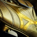 Ryoma Takeuchi Instagram - MIZUNOさん４年間本当にお世話になりました。 僕は小学３年生からずっとMIZUNOのモレリアを履いてサッカーをしてました。いつかプロ選手になってMIZUNOと契約をして自分のオリジナルのスパイクを作って貰いたいと心の中でイメージしてました。 でも僕は、結果サッカー選手にはなれなかった。 ですが2017年ドラマ陸王でMIZUNOのランニングシューズを履かせて頂き、そのご縁で契約をさせて頂き４年間一緒に走り続ける事ができました。 そして最後にこのプレゼント。 僕の小さい頃からの夢が一つ叶いました 正直めちゃくちゃ嬉しいです。こんな形で夢が叶うと思っていなかったので、ビックリしています。 またこれから夢を掴むために前進しようと思います。 mizunoのシューズは本当に良いシューズです履けばわかります。これからも made in Japan の誇りを貫いて進化し続けるMIZUNOさんを僕も応援しています。 本当にありがとうございました。 　　　　　　　　　竹内涼真 　　　 #mizuno #モレリア #soccer