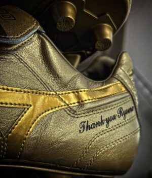 Ryoma Takeuchi Instagram - MIZUNOさん４年間本当にお世話になりました。
僕は小学３年生からずっとMIZUNOのモレリアを履いてサッカーをしてました。いつかプロ選手になってMIZUNOと契約をして自分のオリジナルのスパイクを作って貰いたいと心の中でイメージしてました。
でも僕は、結果サッカー選手にはなれなかった。
ですが2017年ドラマ陸王でMIZUNOのランニングシューズを履かせて頂き、そのご縁で契約をさせて頂き４年間一緒に走り続ける事ができました。

そして最後にこのプレゼント。

僕の小さい頃からの夢が一つ叶いました

正直めちゃくちゃ嬉しいです。こんな形で夢が叶うと思っていなかったので、ビックリしています。

またこれから夢を掴むために前進しようと思います。

mizunoのシューズは本当に良いシューズです履けばわかります。これからも

made in Japan の誇りを貫いて進化し続けるMIZUNOさんを僕も応援しています。

本当にありがとうございました。

　　　　　　　　　竹内涼真
　　　
#mizuno  #モレリア  #soccer