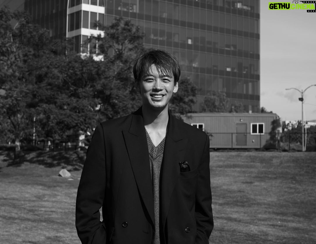 Ryoma Takeuchi Instagram - 1.26 本日 『君と世界が終わる日にFINAL』 公開 まずは… 4年間僕と一緒に闘ってきた鈴木プロデューサーへ拍手をしてあげてください。まさか4年続くと思いませんでした。感謝です。 正直厳しい事も本当に沢山あった心が折れそうになった事も何度もあった。でも一つ言える事は、僕はこの作品から愛を学びました。 とてつもなく深い愛を、僕の財産です。 今回のキミセカFINALは僕らチームが4年間survivalして学んだ『愛』がたっぷり詰まってます。 この『愛の物語』をどうかこの寒い冬にみなさんの心を愛で暖かくしたい…そんな気持ちです 劇場で待ってます。 響 #君と世界が終わる日に #映画 #final