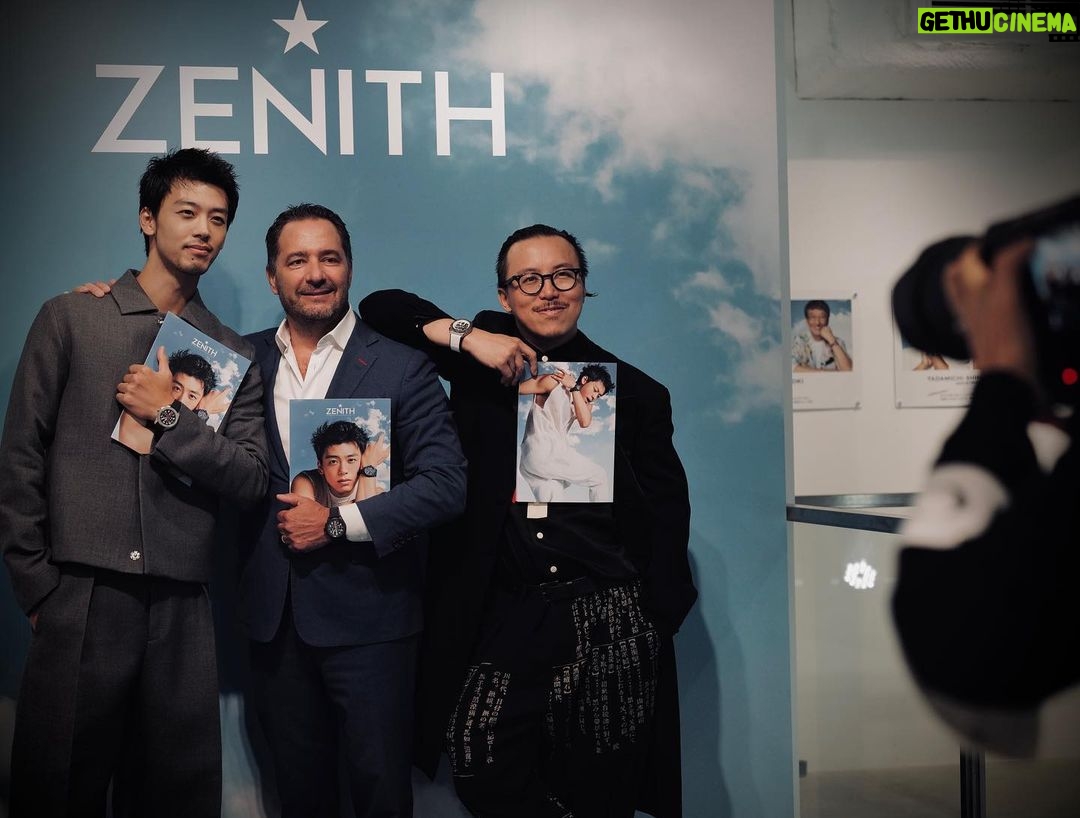 Ryoma Takeuchi Instagram - ゼニス(zenith) パイロットウォッチ フォト エキシビジョン 『THE SKY IS YOURS BY LESLIE KEE』」 是非皆様 お越しください💙 I was very happy to meet Julian Tornare He was very gentlemanly and wonderful. I respect him。 #zenith #pilotwatch #watch #time