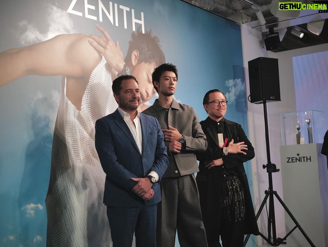 Ryoma Takeuchi Instagram - ゼニス(zenith) パイロットウォッチ フォト エキシビジョン 『THE SKY IS YOURS BY LESLIE KEE』」 是非皆様 お越しください💙 I was very happy to meet Julian Tornare He was very gentlemanly and wonderful. I respect him。 #zenith #pilotwatch #watch #time