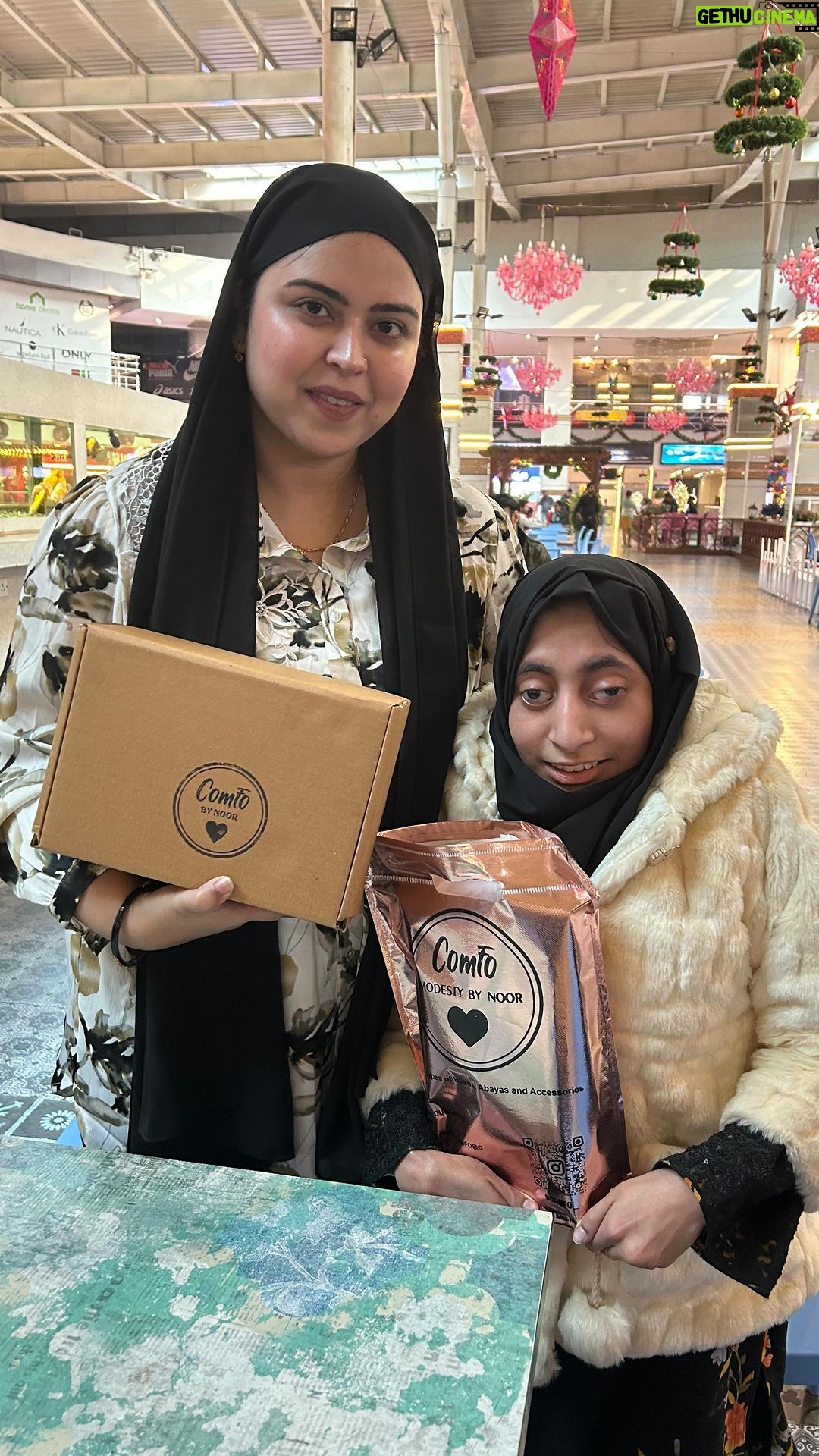 Saba Ibrahim Instagram - Thank you so much Saba appi not only because you purchase from me but also for the support that I got from you, you are really very kind hearted person ❤️ Jazakallah once again appi❤️ Saba Ibrahim, vlogger, favourite, comfo #sabakajahaan #sabaibrahim #sabasitaraibrahim #hijab #comfo__ #packing #georgettehijabs #youtuber #vlogger #hijabs