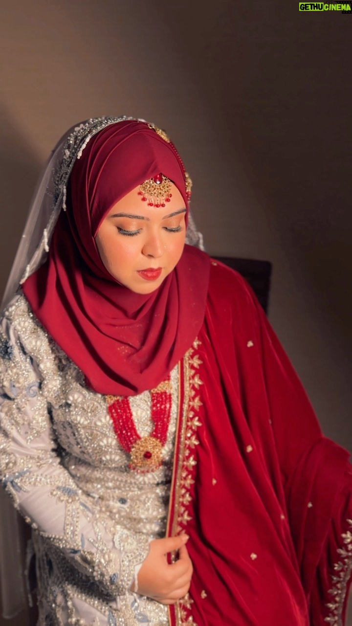 Saba Ibrahim Instagram - When timeless radiance meets the glow of a new beginning ✨❤️ Makeup by : @bridesbymaryamd . . Outfit : @asbaabofficial . . Shot by : @thesourabta . . #sabaibrahim #sabakajahaan #makeuplook #makeupartistmumbai #makeupartistnavimumbai #makeupartistuae #makeupartistdubai #hijaabibride #bridalhijaabstyling #classicbridalglam #bridesbymaryamd #bridalmua
