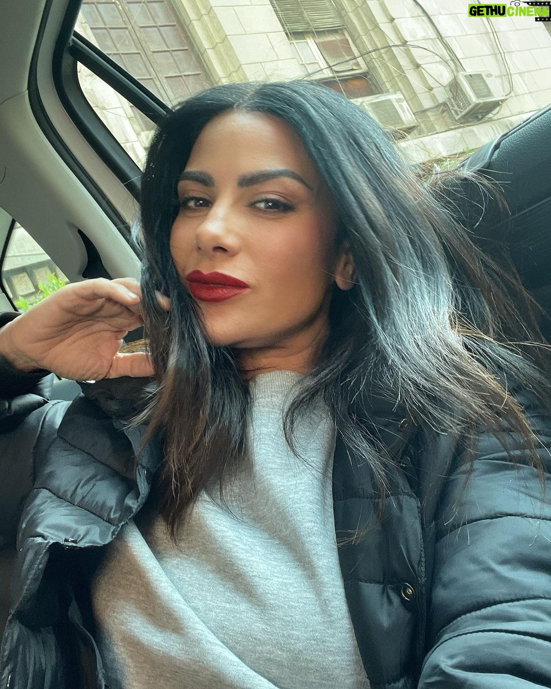 Saba Mubarak Instagram - Don’t get fooled with the red lips , this is a woman who haven’t slept in days #الحمدلله #bosslife
