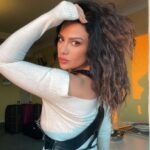 Saba Mubarak Instagram - Magic hour Of course you can see my travel 🧳 behind me , story of my life !!!