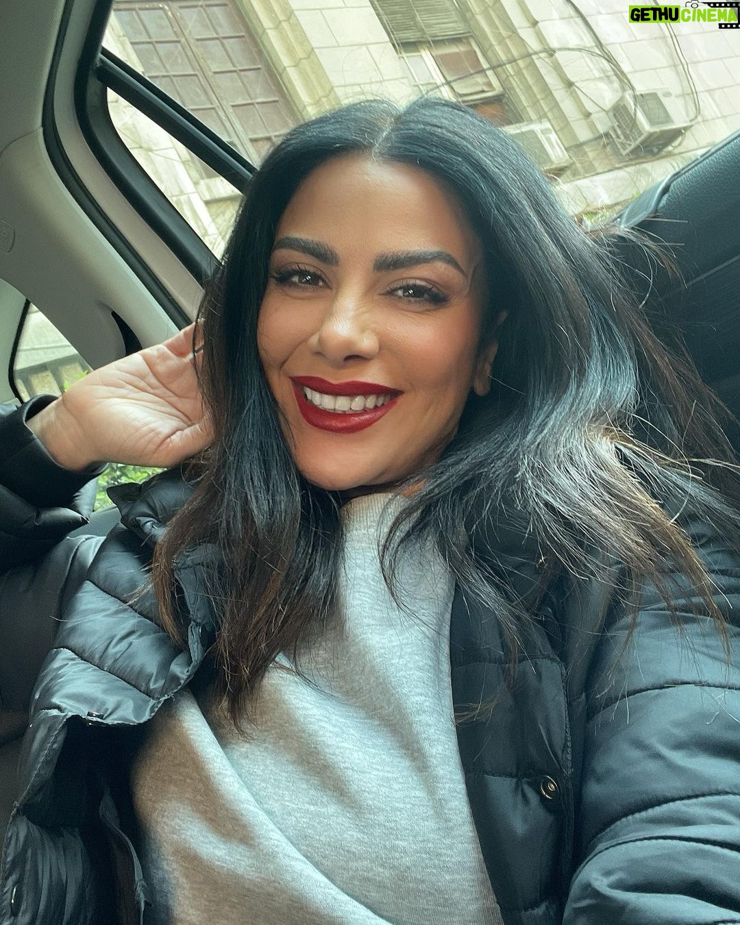 Saba Mubarak Instagram - Don’t get fooled with the red lips , this is a woman who haven’t slept in days #الحمدلله #bosslife