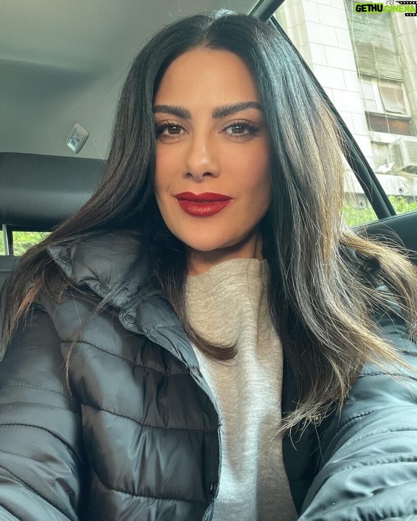Saba Mubarak Instagram - Don’t get fooled with the red lips , this is a woman who haven’t slept in days #الحمدلله #bosslife