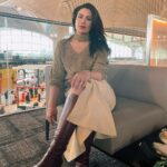 Saba Mubarak Instagram - الطريقة الي اخترت اني ابني حياتي و عيلتي فيها ، كانت تحسسني بعدم الاستقرار ، عدم الشعور بالثبات و احيانا حتى الامان.. بصحى و انا احيانا مش عارفة وين انا من كتر ما بسافر .. بس من مدة مش طويلة بديت اتعلم اني الاقي الثبات جواتي ، جوا حالي هو المكان الي بدي اكون فيه مهما اتغيرت الاشياء حوالي .. و مهما الناس كمان اتغيرو … #ontheroad #travelling