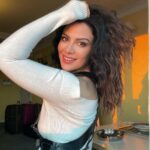 Saba Mubarak Instagram - Magic hour Of course you can see my travel 🧳 behind me , story of my life !!!