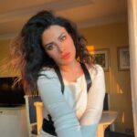 Saba Mubarak Instagram - Magic hour Of course you can see my travel 🧳 behind me , story of my life !!!