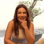 Saba Mubarak Instagram - أسئلة هتحب تعرف إجابتها عن كاست فيلم أنف وثلاث عيون ‏‎والنهارده هنتعرف أكتر على شخصية دكتورة عاليا.. الفنانة صبا مبارك ‏‎ فيلم #أنف_وثلاث_عيون يوم ٣١ يناير بجميع دور العرض في مصر ‏‎ و٨ فبراير في دول الخليج والشام ‏‎ويوم ١٤ فبراير في المغرب العربي