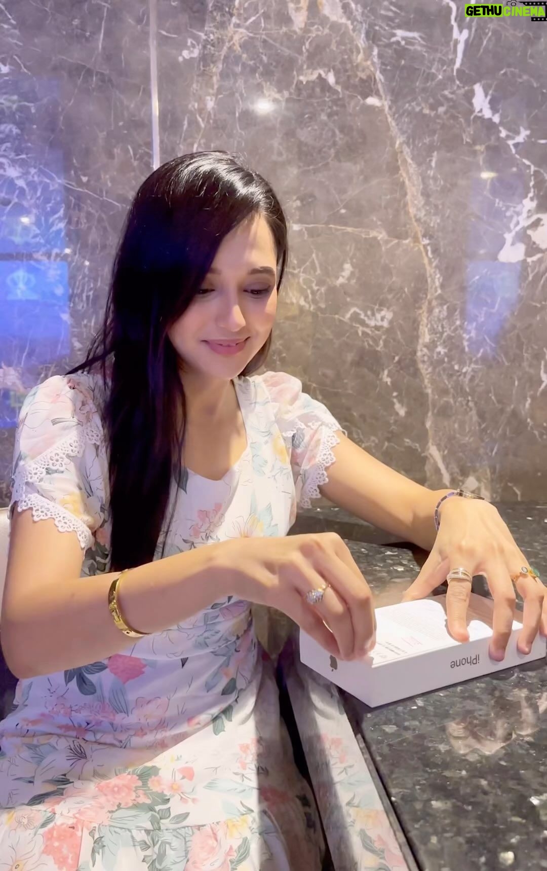 Sabila Nur Instagram - Unboxing my iPhone 15 Pro Max Natural Titanium 😊 Get yours from @pochondoshop 💜