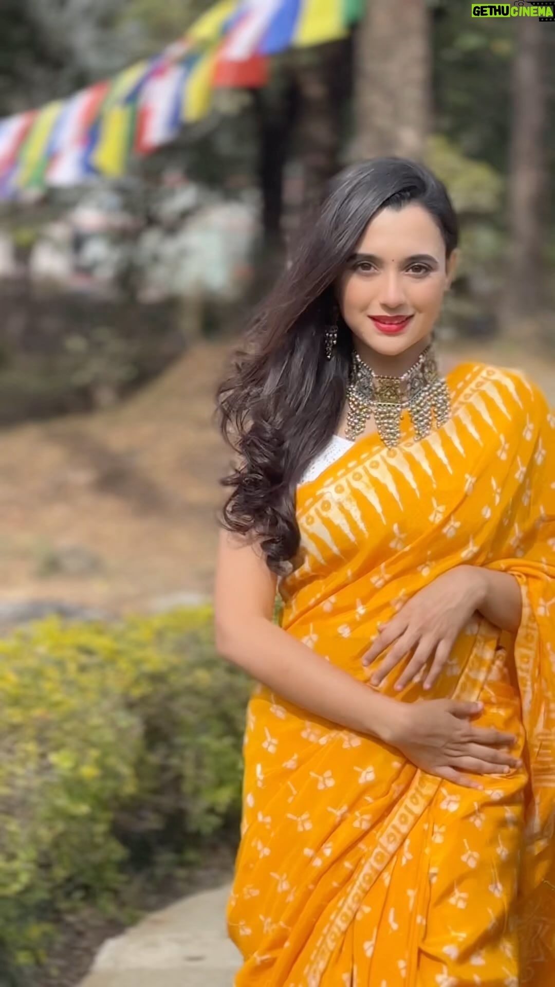 Sabila Nur Instagram - ফাগুনের রোদমাখা শুভেচ্ছা 🧡🌻 Pokhara, Nepal