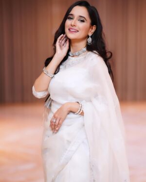 Sabila Nur Instagram - For the love of white 🤍✨