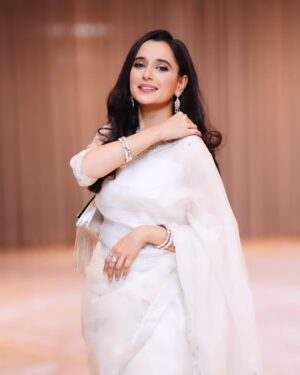 Sabila Nur Instagram - For the love of white 🤍✨