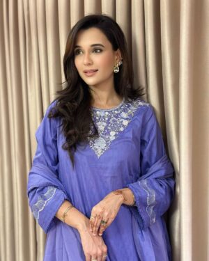 Sabila Nur Instagram - Bujhina toh tai 💙
photo credit: @nusraat_faria